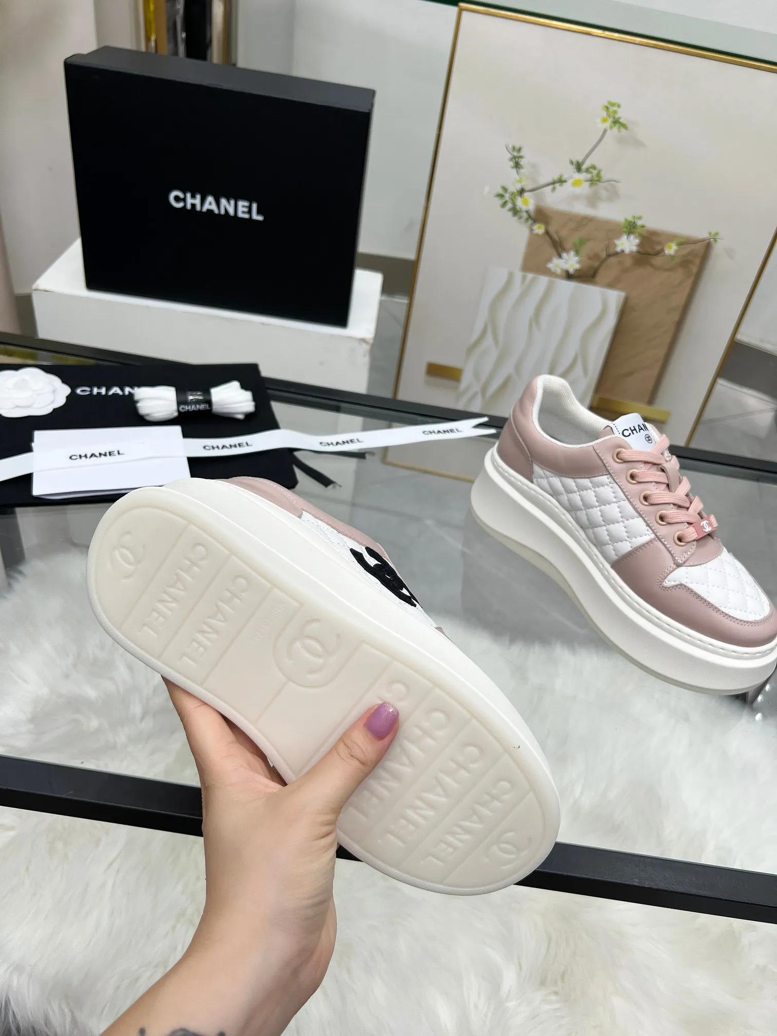 👟👟Ex-factory price 480👟👟 CHANEL 25C spring and summer new sports shoes official website is available at the same time ❤️ Counter out-of-stock kings. Major bloggers are recommending new styles on social days. This season’s new styles are simply eye-catching and look great on the feet. The casual casual sports style is refreshing and natural, interpreting Chanel’s fashionable femininity. The overall customization makes all sports models on the market at that time obsolete. This series is now available for sale! The upper is made of custom imported pebbled calf leather ➕ custom frosted calf leather. The lining is made of original one-to-one professionally customized mesh. Hardware accessories. Original full set of molds (not common in the market). Original custom molded TPU combination outsole. Height 4 cm. Women's size 35-39.